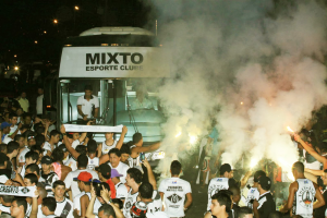 Torcida_20recebe_20onibus_20do_20Mixto